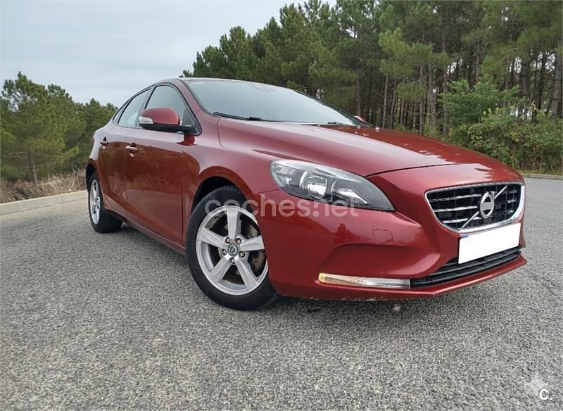 Granate Usado 2013 Volvo V40 Kinetic Berlina | 9500 € (Precio justo) - Imagen 1/4