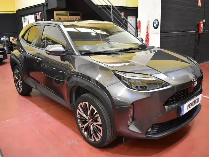Usado Toyota Yaris Cross Style 116 CV (85 kW) 2022 Gris / plata SUV