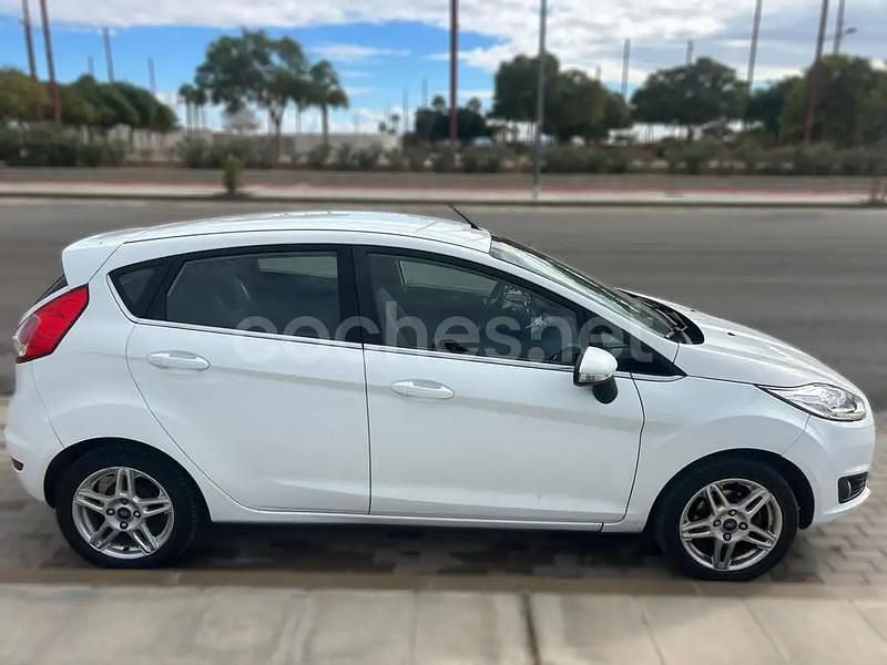 Usado Ford Fiesta Titanium 95 CV (69 kW) 2014 Blanco Utilitario