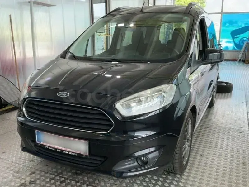 Usado Ford Tourneo Courier Titanium 100 CV (73 kW) 2015 Negro Monovolumen