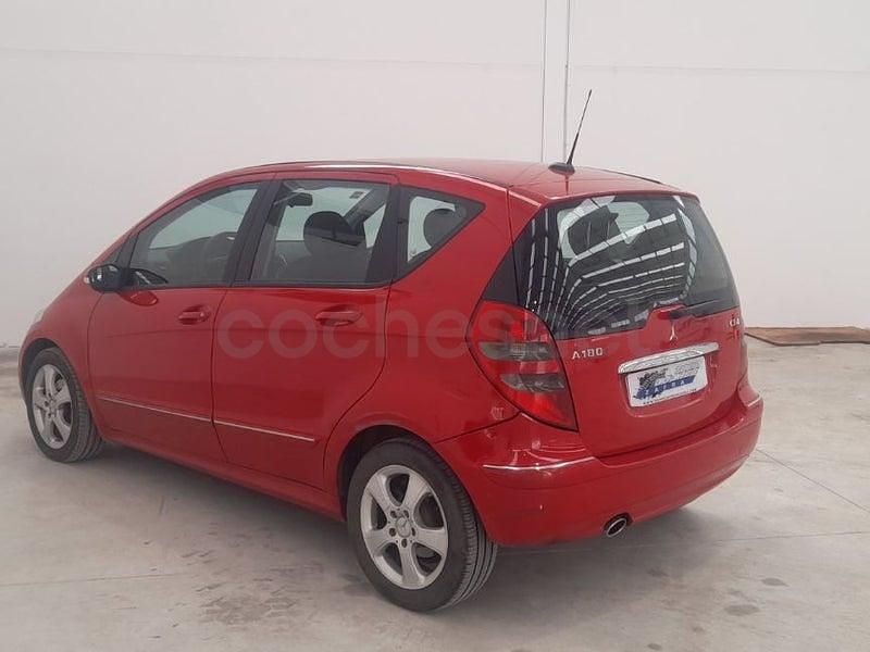 Usado Mercedes A180 Avantgarde 109 CV (80 kW) 2007 Rojo Monovolumen