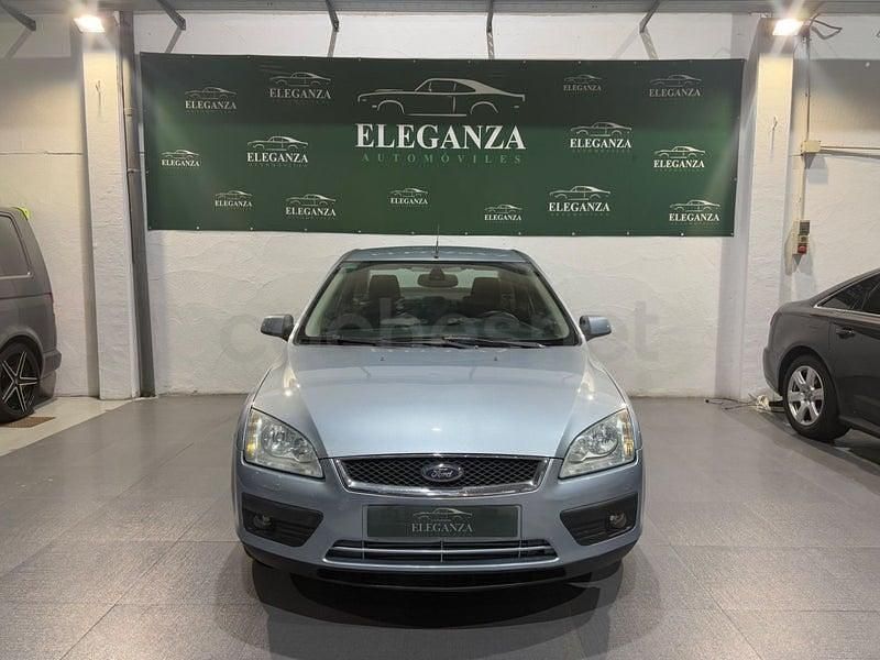Usado Ford Focus Ghia 136 CV (100 kW) 2005 Gris / plata Berlina