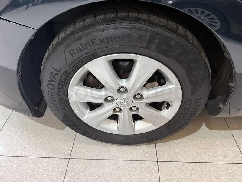Usado Toyota Auris Active 90 CV (66 kW) 2011 Negro Utilitario