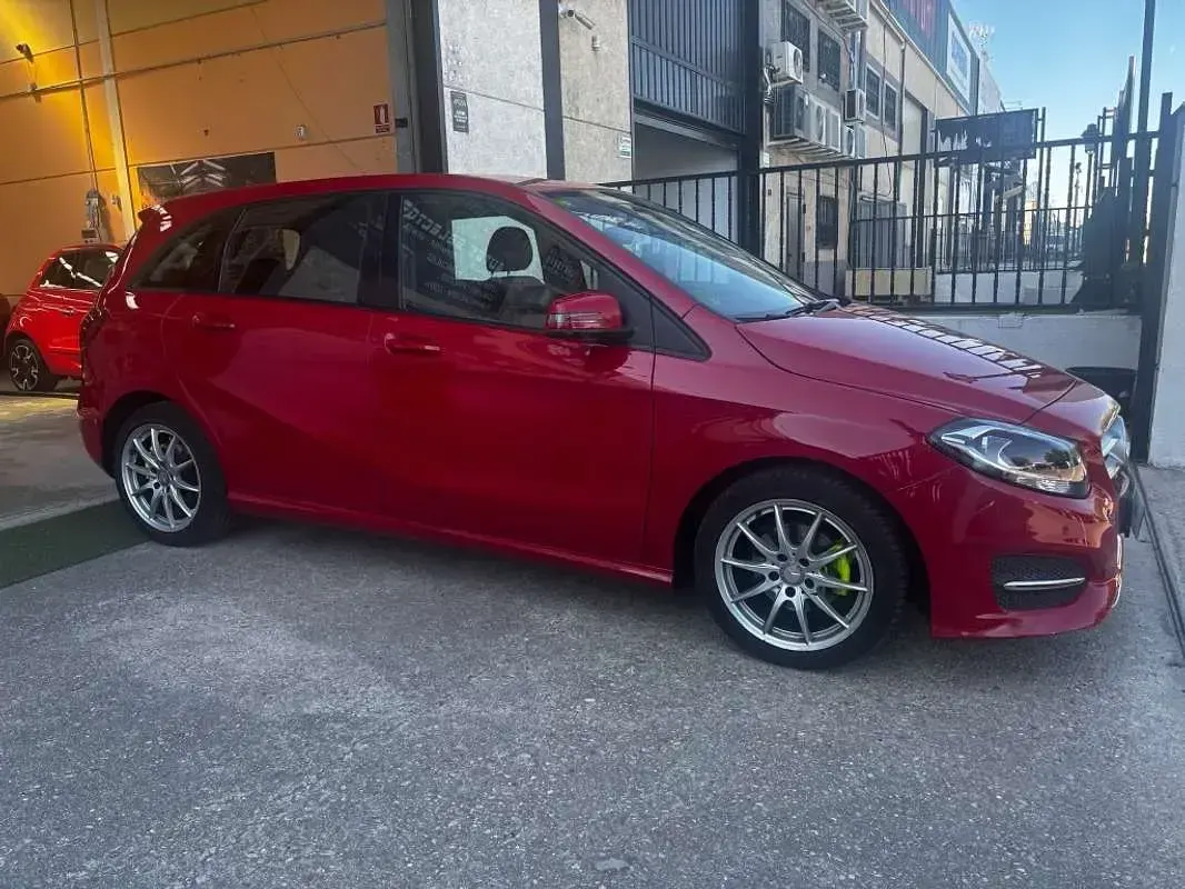 Usado Mercedes B180 109 CV (80 kW) 2016 Rojo Utilitario