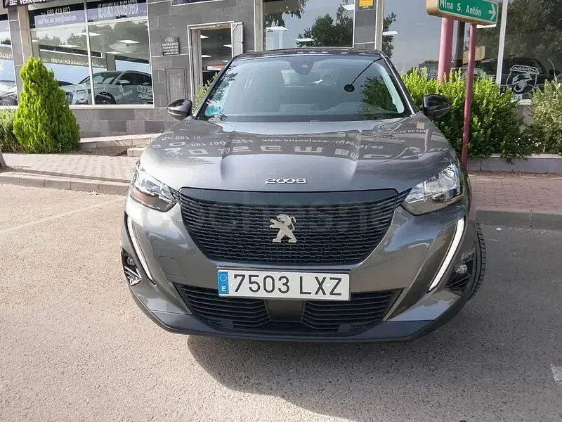 Usado Peugeot 2008 Active 110 CV (80 kW) 2022 Gris / plata SUV
