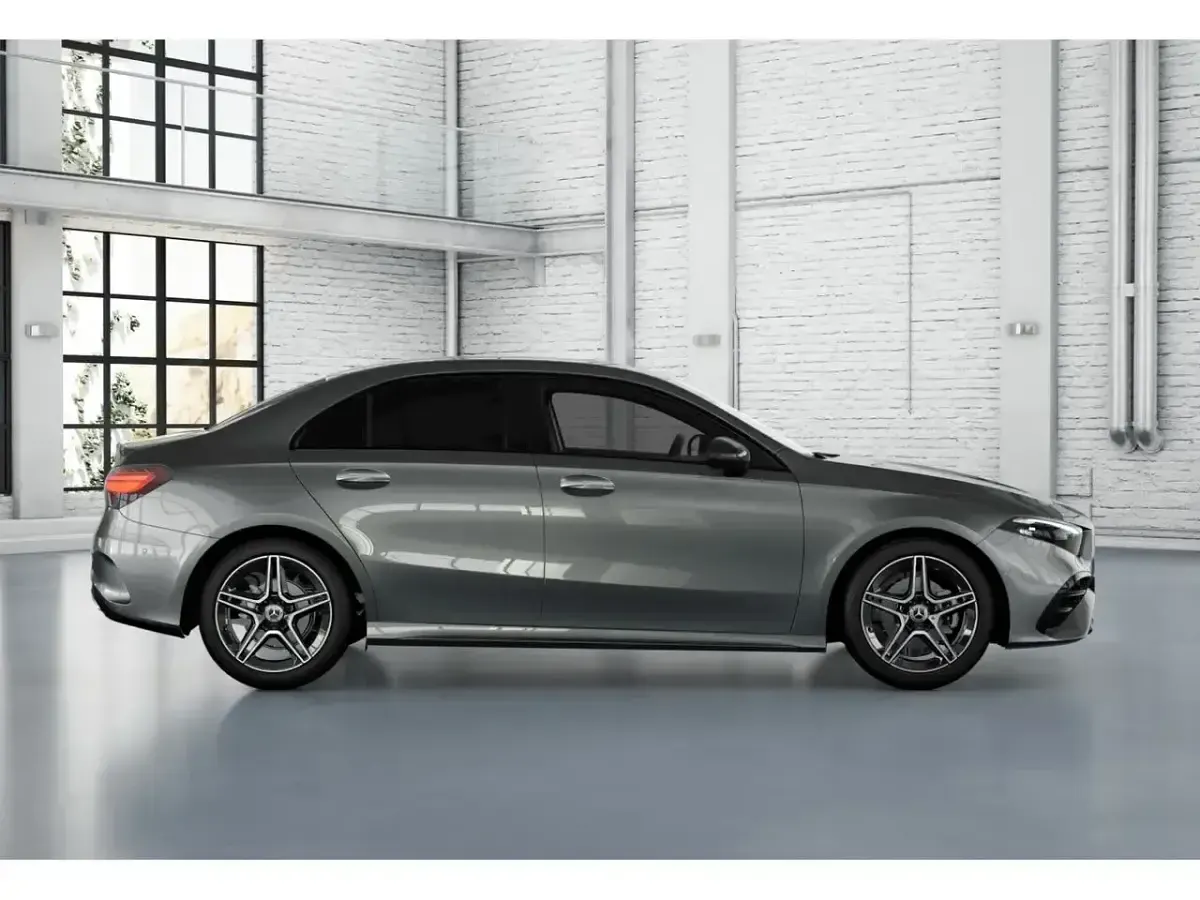 Nuevo Mercedes A180 136 CV (100 kW) 2025 Gris / plata Berlina
