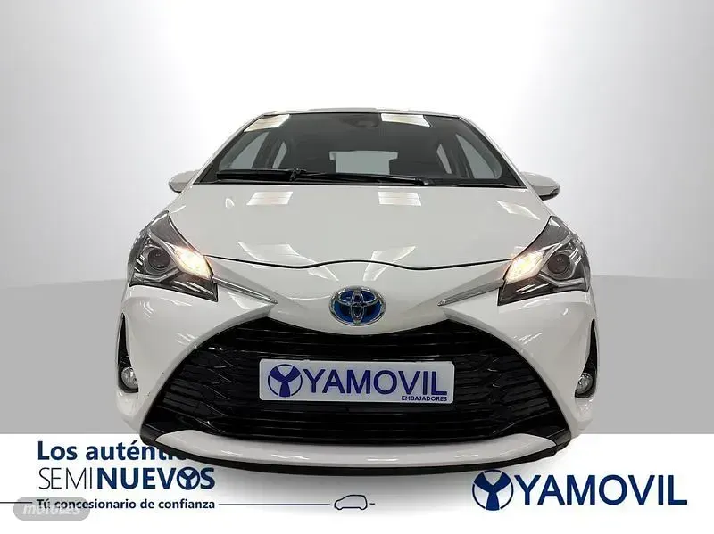 Usado Toyota Yaris Hybrid Active 100 CV (73 kW) 2019 Blanco Berlina