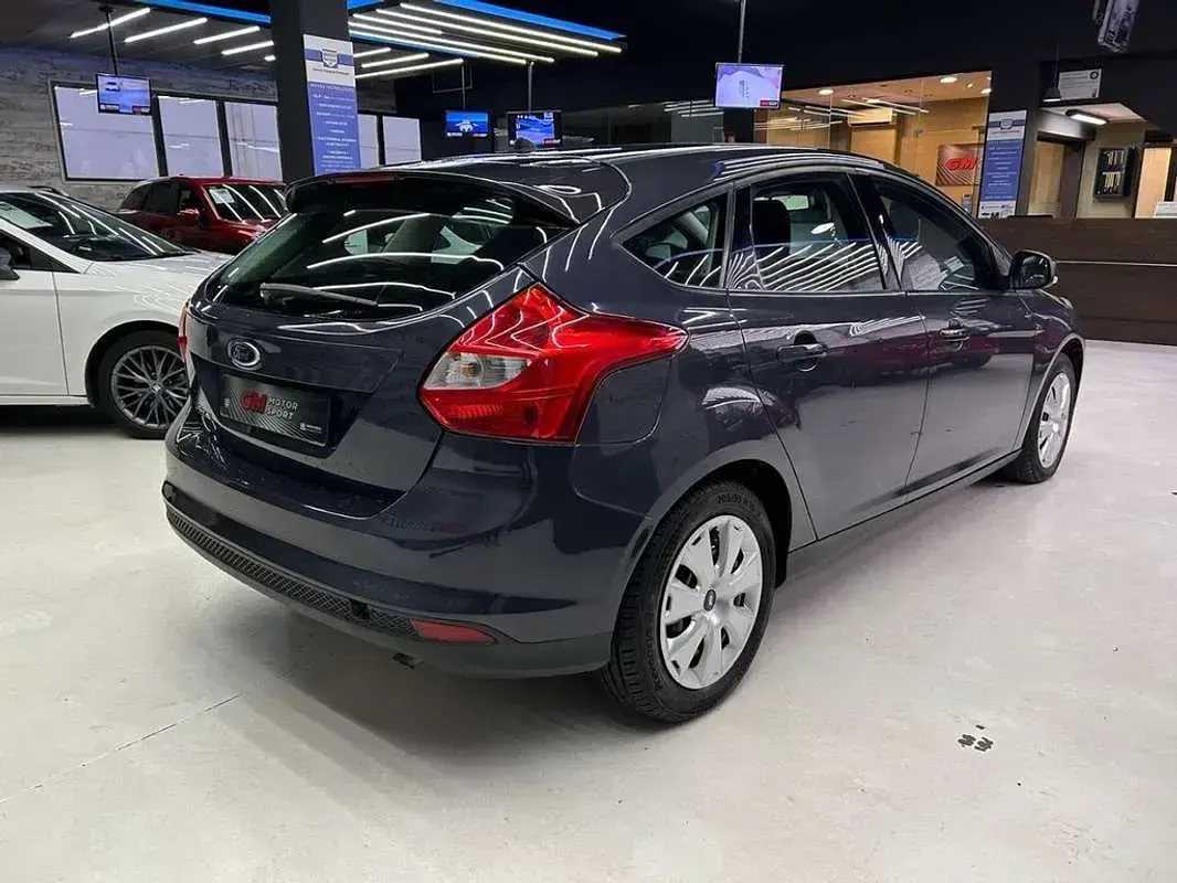 Usado Ford Focus Trend 124 CV (91 kW) 2013 Gris Berlina