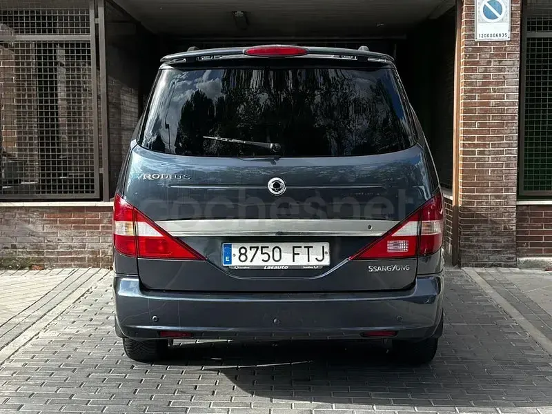 Usado SsangYong Rodius Limited 165 CV (121 kW) 2007 Gris / plata Monovolumen