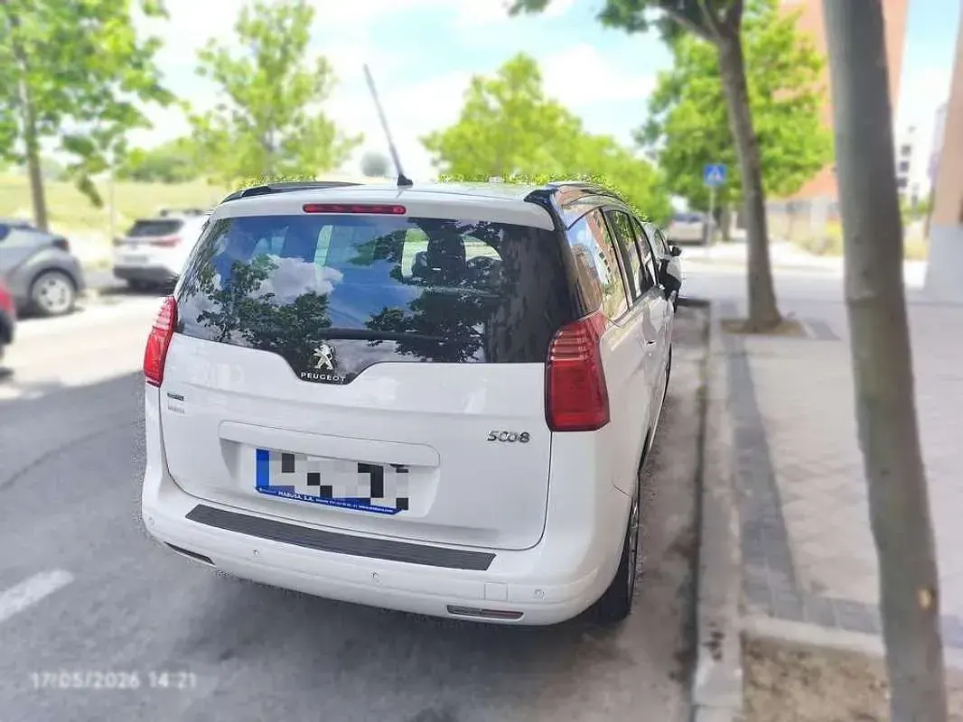 Usado Peugeot 5008 Allure 120 CV (88 kW) 2015 Blanco Monovolumen