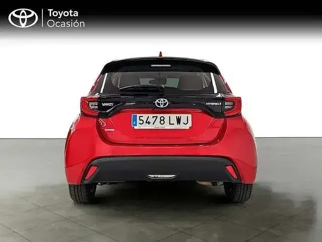 Usado Toyota Yaris Active 116 CV (85 kW) 2022 Rojo Utilitario