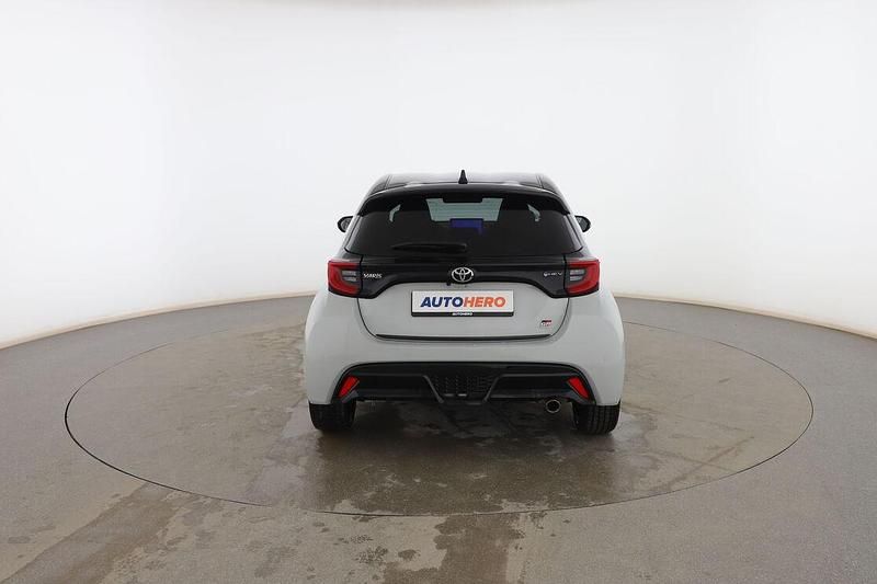 Usado Toyota Yaris Hybrid Sport 131 CV (96 kW) 2024 Gris Berlina