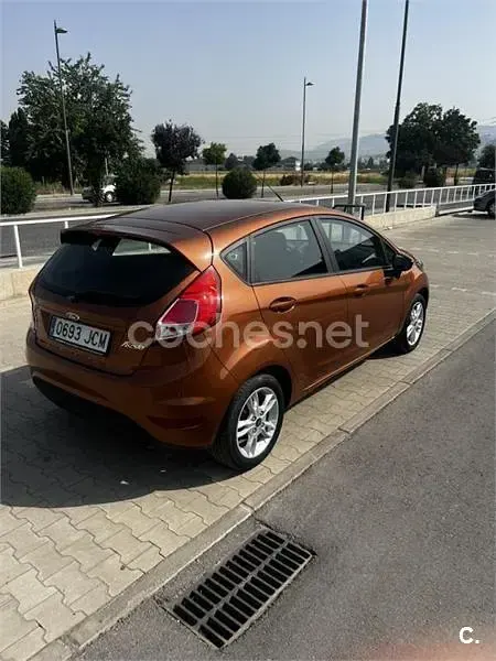 Usado Ford Fiesta Titanium 82 CV (60 kW) 2015 Marrón Utilitario