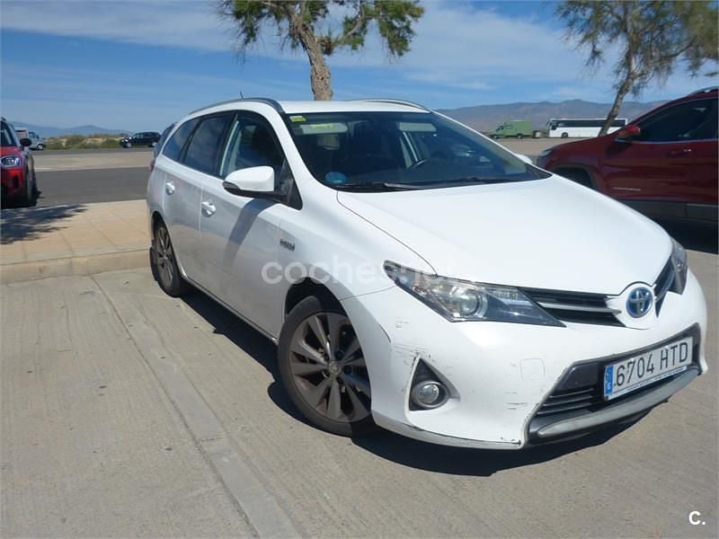 Käytetty Toyota Auris Hybrid Advance 136 HP (100 kW) 2013 Valkoinen Farmari