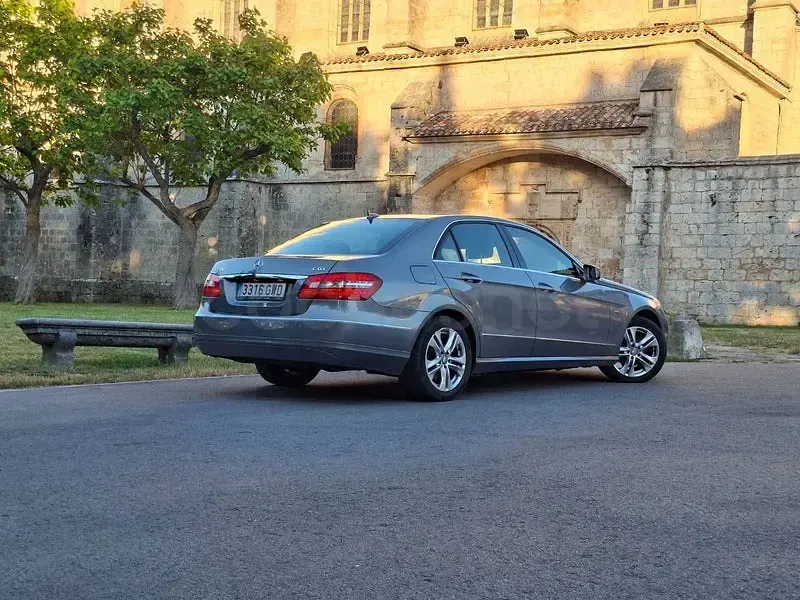 Usado Mercedes E200 136 CV (100 kW) 2010 Gris / plata Berlina