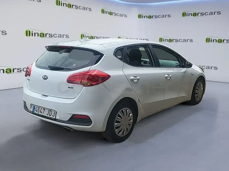 Usado Kia Ceed GT 90 HP (66 kW) 2015 Branco Sedan