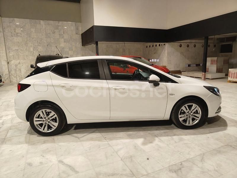 Usado Opel Astra Dynamic 125 CV (91 kW) 2018 Blanco Berlina
