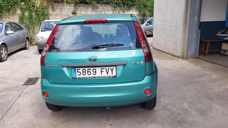 Usado Ford Fiesta Trend 90 CV (66 kW) 2007 Verde Utilitario