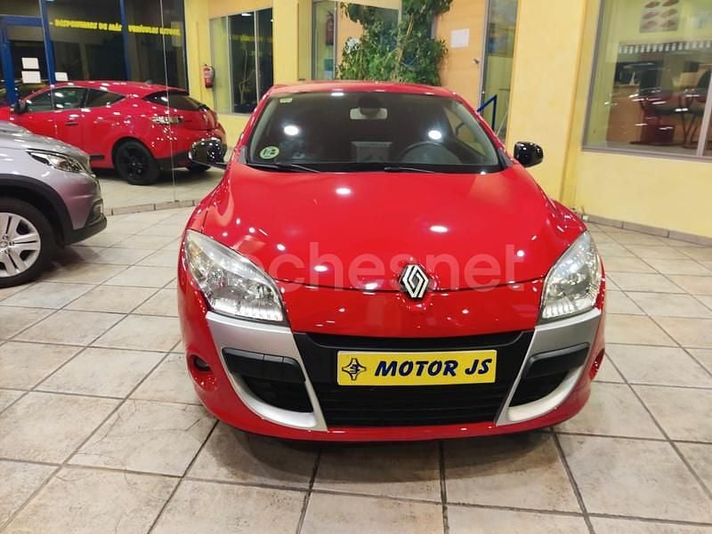 Usado Renault Mégane Dynamique 110 CV (80 kW) 2011 Rojo Berlina