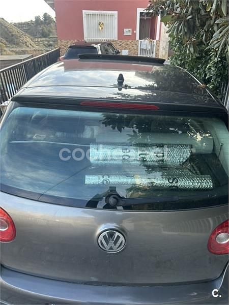 Usado VW Golf V Highline 105 CV (77 kW) 2007 Gris / plata Berlina