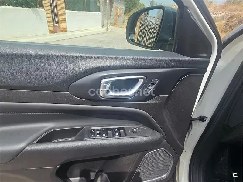 Usado Jeep Compass Altitude 130 CV (95 kW) 2025 Blanco SUV