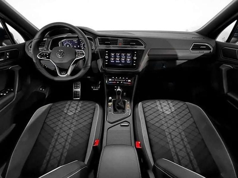 Usado VW Tiguan R-line 204 CV (150 kW) 2025 Plateado SUV