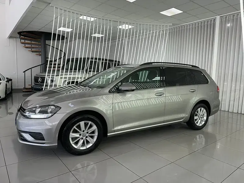 Usado VW Golf VII Business 115 CV (84 kW) 2021 Gris / plata Utilitario