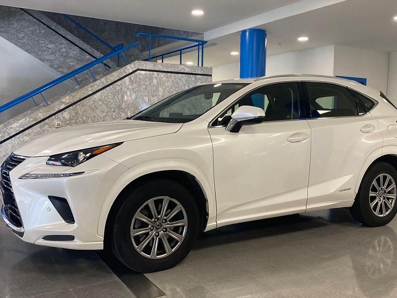 Usado Lexus NX300h Business Edition 197 CV (144 kW) 2020 Blanco sonic (met) SUV