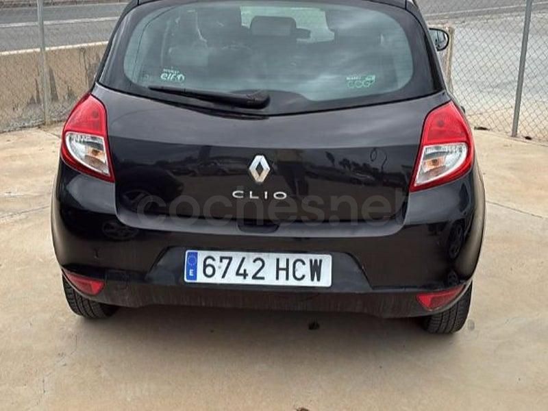 Usado Renault Clio II Authentique 75 CV (55 kW) 2011 Negro Berlina