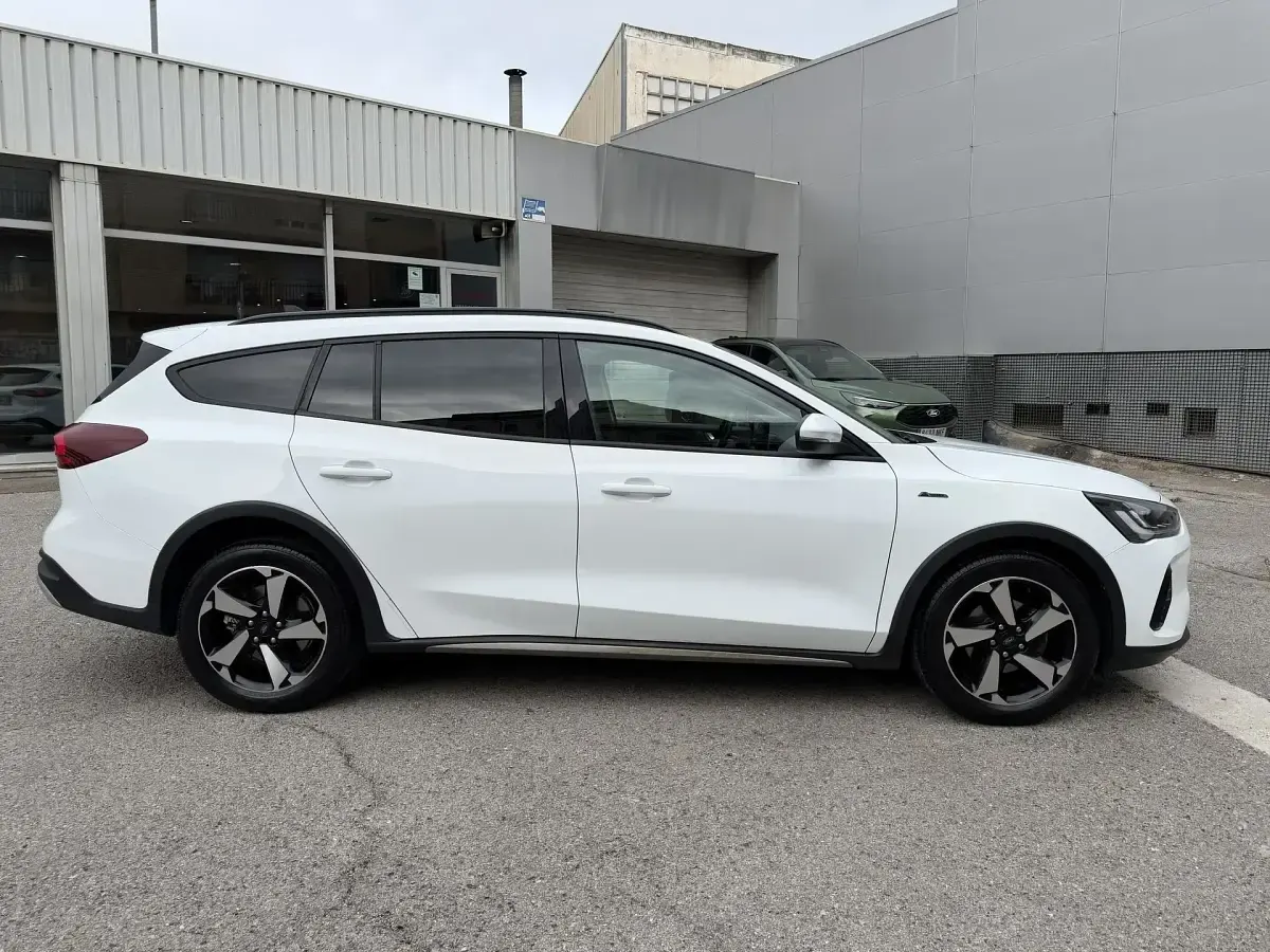 Usado Ford Focus Active 115 CV (84 kW) 2022 Blanco Familiar