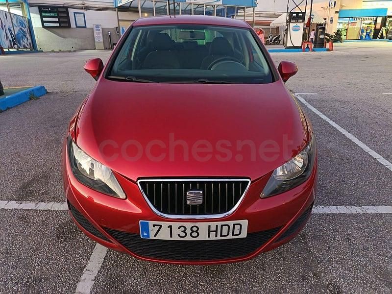 Usado Seat Ibiza Reference 90 CV (66 kW) 2011 Granate Berlina