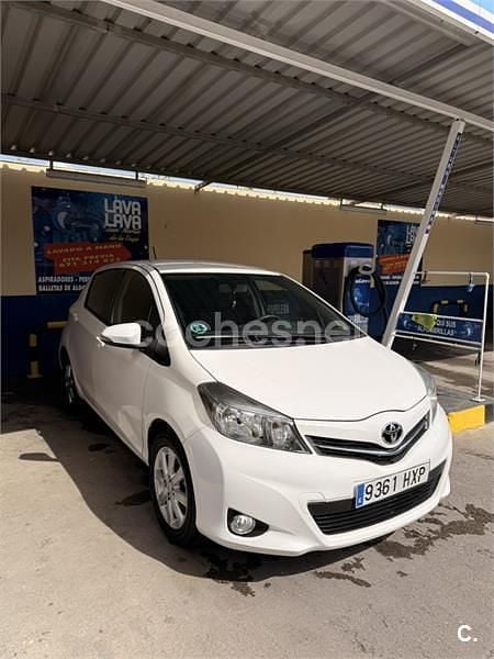 Usado Toyota Yaris Active 99 CV (72 kW) 2014 Blanco Utilitario