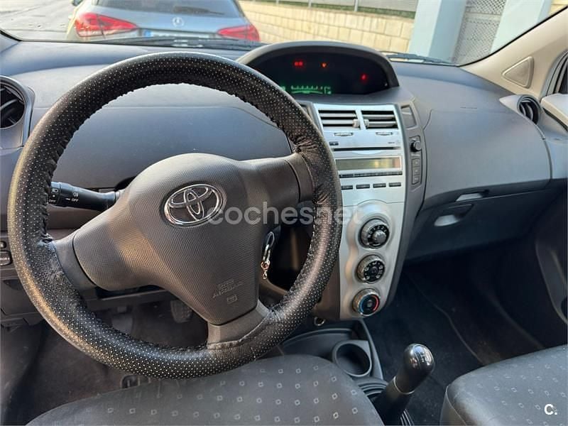 Usado Toyota Yaris 90 CV (66 kW) 2006 Gris / plata Berlina