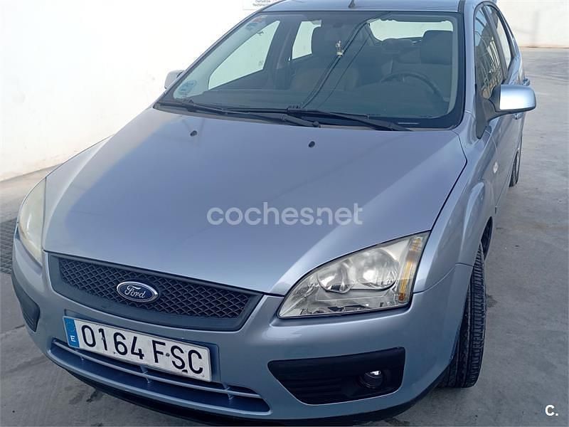 Usado Ford Focus Trend 100 CV (73 kW) 2007 Gris / plata Berlina
