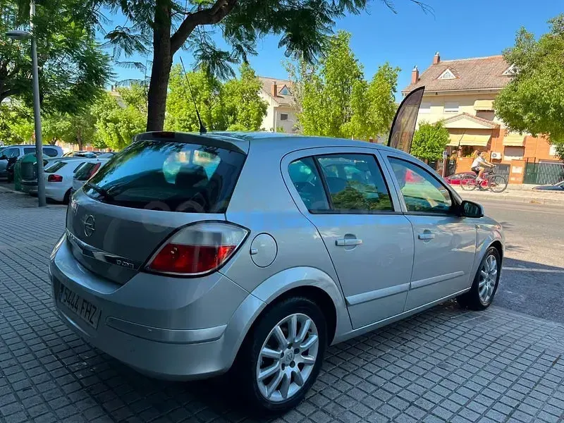 Usado Opel Astra Cosmo 100 CV (73 kW) 2007 Gris / plata Berlina