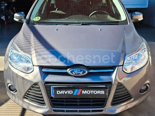 Gris / plata Usado 2013 Ford Focus Trend Berlina | 5390 € - Imagen 1/4