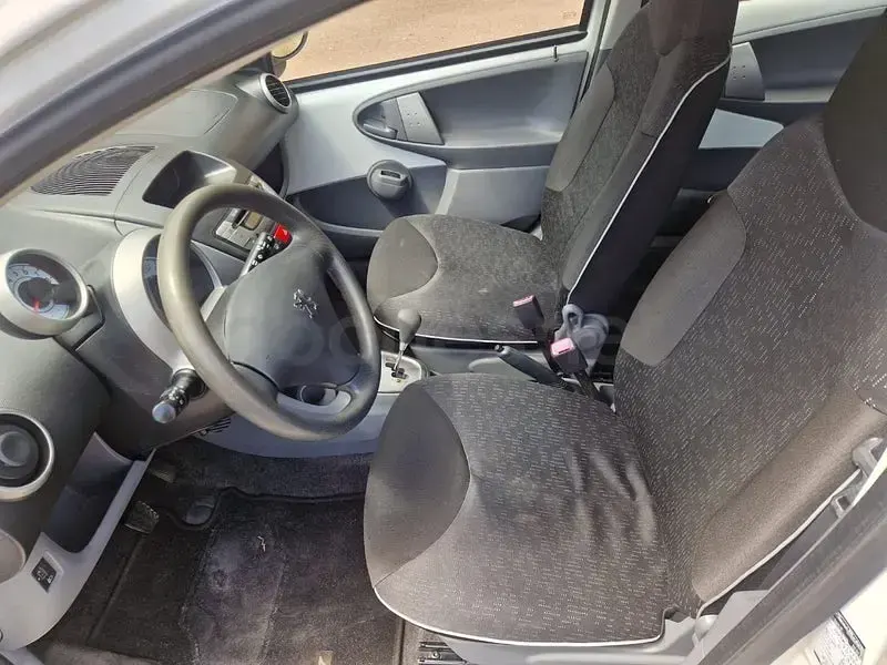 Usado Peugeot 107 68 CV (50 kW) 2010 Blanco Utilitario