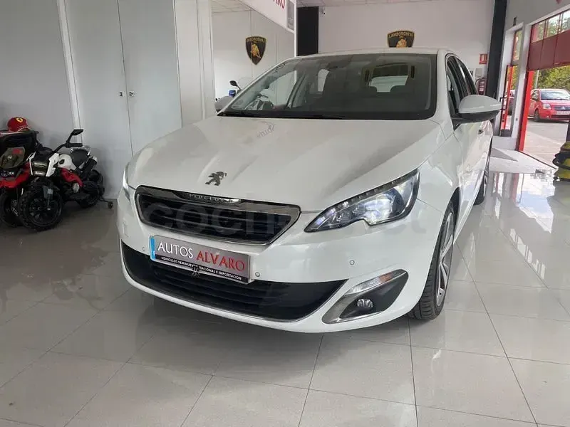 Usado Peugeot 308 Allure 115 CV (84 kW) 2014 Blanco Berlina