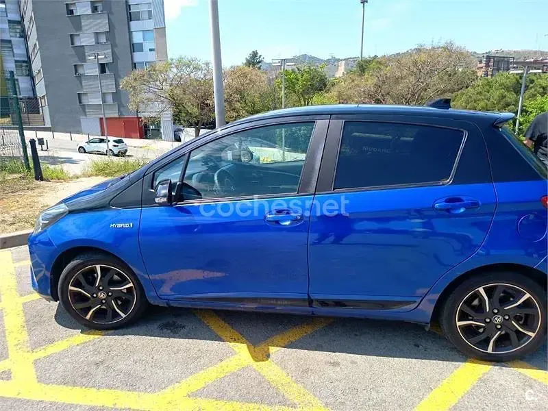 Usado Toyota Yaris Hybrid Advance 100 CV (73 kW) 2017 Azul Berlina