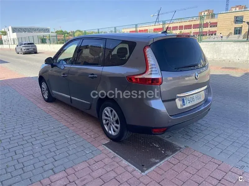 Usado Renault Grand Scénic III Dynamique 130 CV (95 kW) 2013 Gris / plata Monovolumen