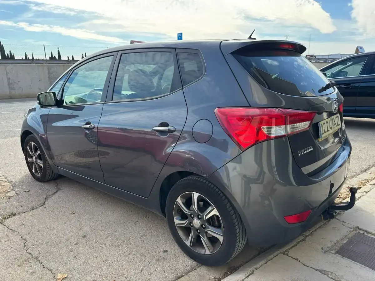 Usado Hyundai ix20 Style 115 CV (84 kW) 2018 Gris Utilitario