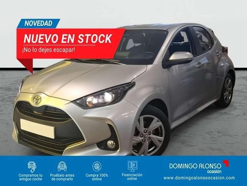Usado Toyota Yaris Hybrid 92 CV (67 kW) 2025 Plateado Berlina