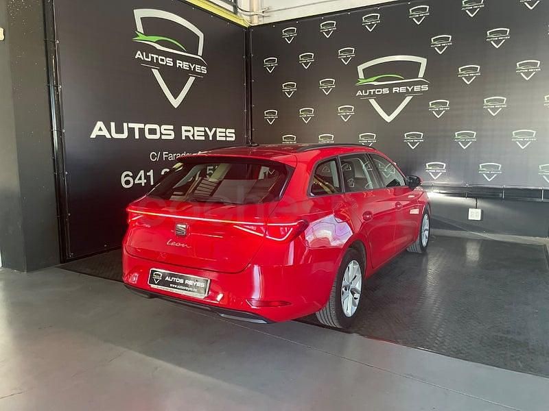 Usado Seat Leon Style 150 CV (110 kW) 2022 Rojo Familiar
