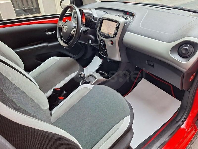 Usado Toyota Aygo X-cite 69 CV (50 kW) 2017 Rojo Utilitario