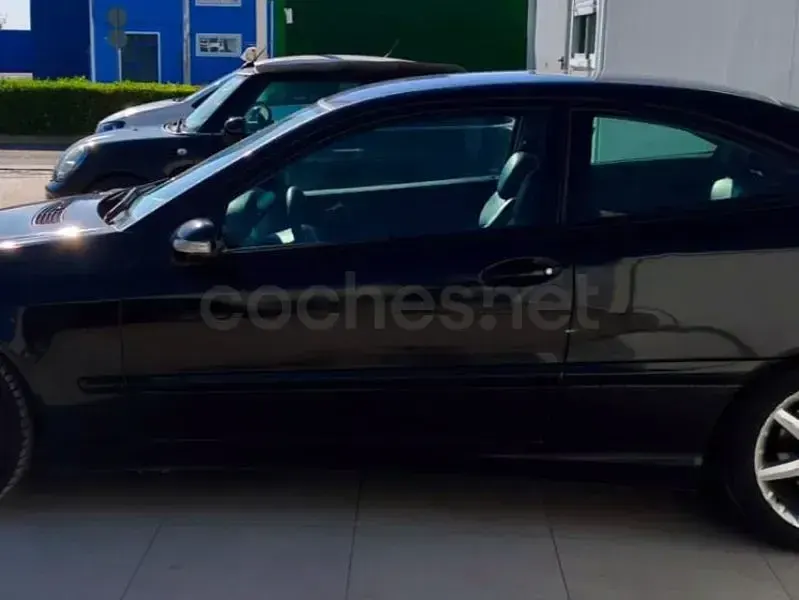 Usado Mercedes C200 122 CV (89 kW) 2006 Negro Berlina