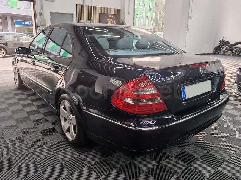 Usado Mercedes E500 Avantgarde 306 CV (225 kW) 2004 Azul Berlina