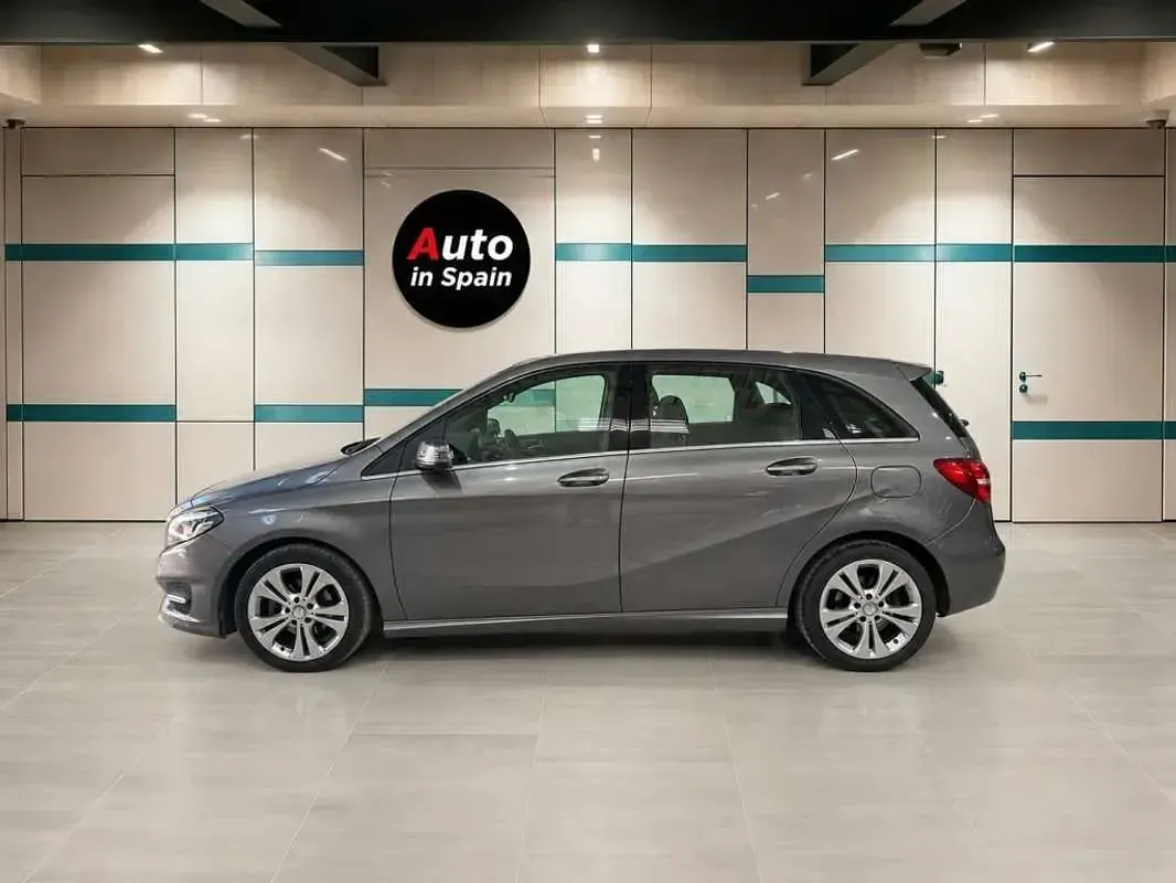 Usado Mercedes B180 109 CV (80 kW) 2016 Gris Utilitario