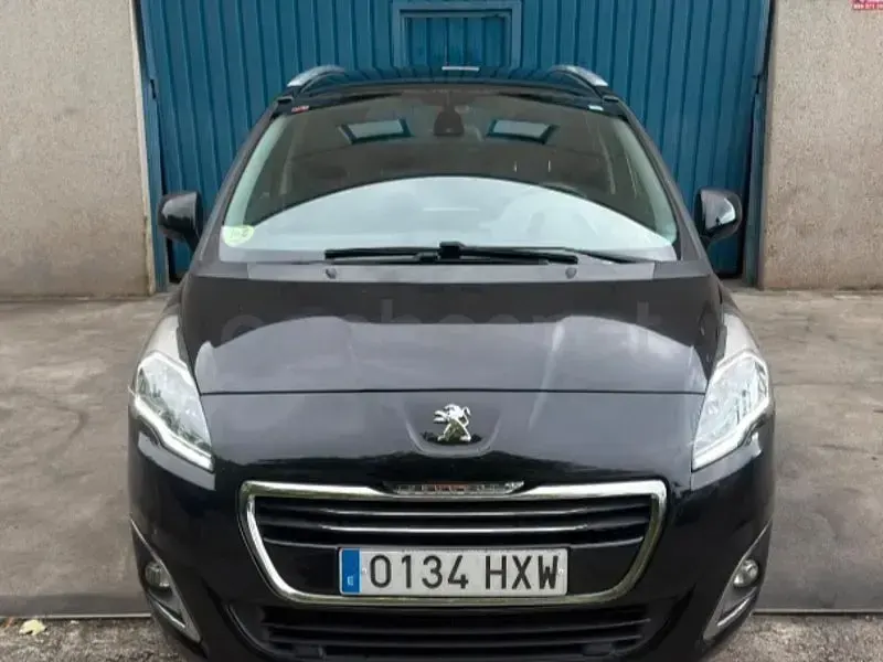 Usado Peugeot 5008 Allure 120 CV (88 kW) 2014 Negro Monovolumen