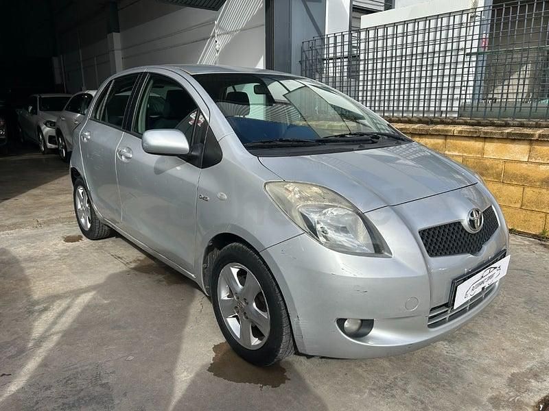 Usado Toyota Yaris Sol 90 CV (66 kW) 2008 Gris / plata Utilitario