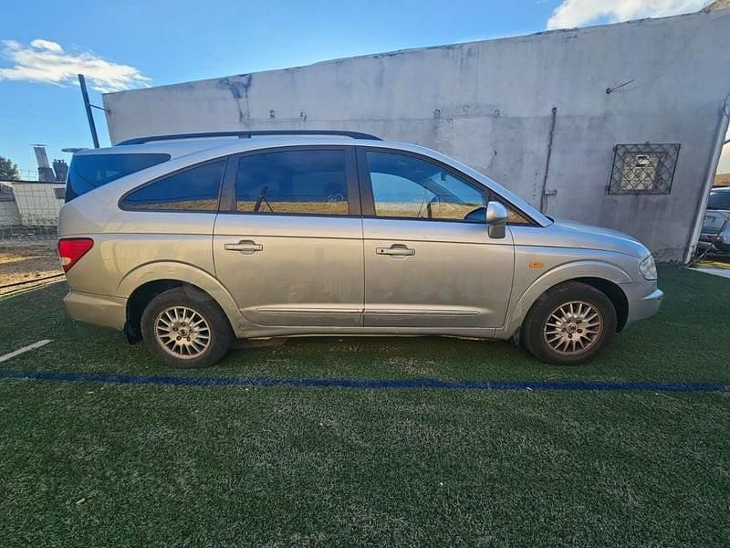 Usado Ssangyong (KGM) Rodius 165 CV (121 kW) 2007 Gris / plata Monovolumen
